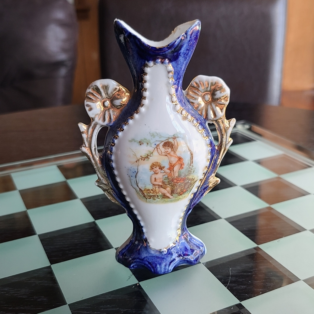 Victoria Vintage Bud Vase collectible